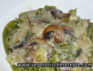 Grüne Tagliatelle mit Chicorée und Gorgonzolasoße
