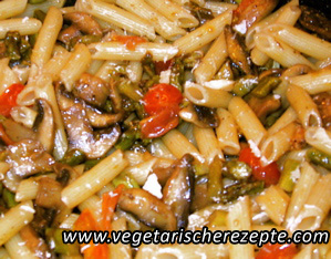 Nudeln mit Champignons und grünem Spargel